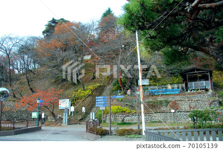 Iwatani Kannon-do on the hillside of Mt. Shinobu in Fukushima City has a Buddha statue carved in the Edo period. Iwatani Kannon-do on the hillside of Mt. Shinobu in Fukushima City has a Buddha statue carved in the Edo period. 70105139