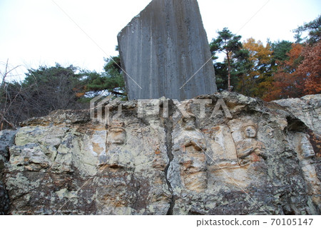 Fukushima City Iwatani Kannon-do's Edo period carved cliff Buddha 70105147