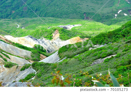 從Shakunage路線俯瞰的活火山秋田小岳第8站小屋 從Shakunage路線俯瞰的活火山秋田小岳第8站小屋 70105273