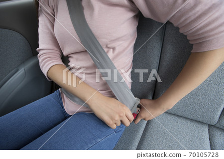 係好安全帶的女人 係好安全帶的女人 70105728