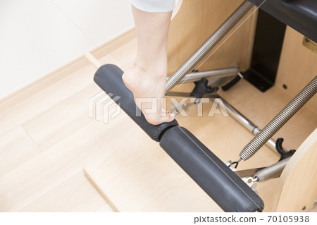 woman doing pilates woman doing pilates 70105938