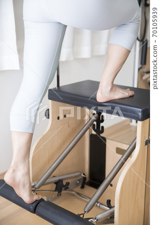 woman doing pilates woman doing pilates 70105939