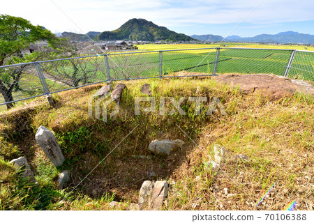 Tamashima tumulus, scenery from the top of the tumulus, pit-type horizontal entrance stone room, Takeo City, Saga Prefecture 70106388