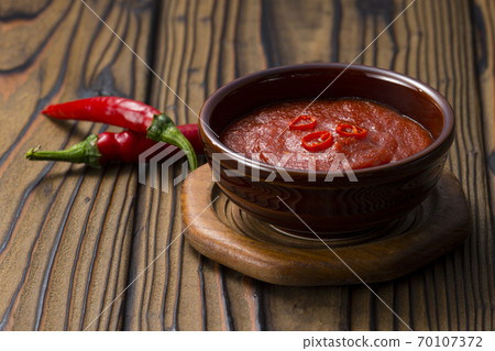 白碗醬在碗裡（木桌背景） 70107372