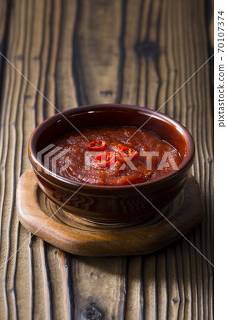 白碗醬在碗裡（木桌背景） 70107374