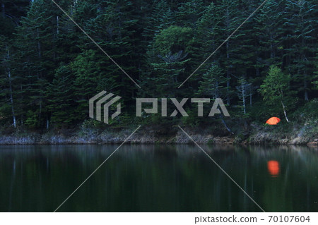 Northern Yatsugatake in early autumn, mysterious twin pond, female pond, tent ground 70107604