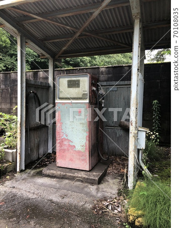 腐爛的舊汽油加油機 腐爛的舊汽油加油機 70108035