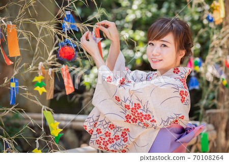 一個女人裝飾七夕地帶 一個女人裝飾七夕地帶 70108264