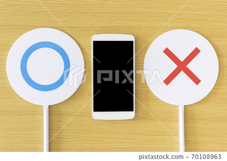 Smartphone on the table and Marubatsu plate Smartphone on the table and Marubatsu plate 70108963
