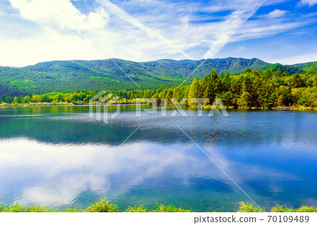 Yachiho Lake in early autumn 70109489