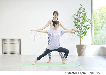 A woman to yoga A woman to yoga 70109515