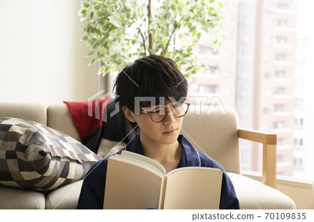 一個穿著睡衣的男人 70109835