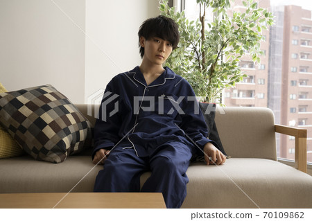 穿著睡衣的男人的生活方式 70109862