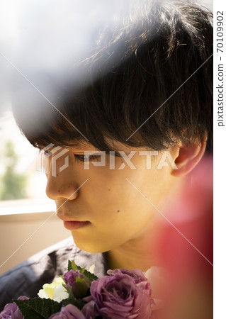 花和男性肖像 照片素材 圖片 圖庫