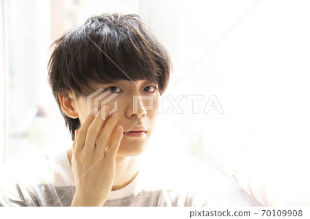 Men suffering from skin 70109908