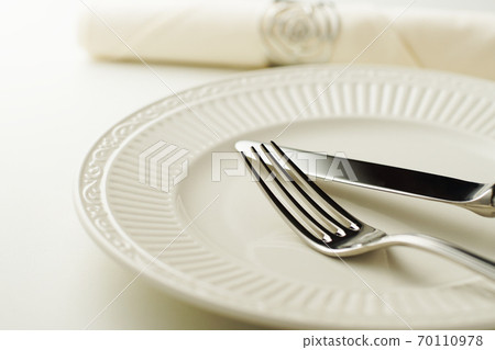 Table setting 70110978