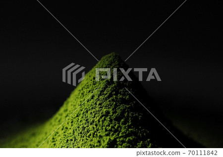 Spot photography of matcha strained with a tea strainer 70111842