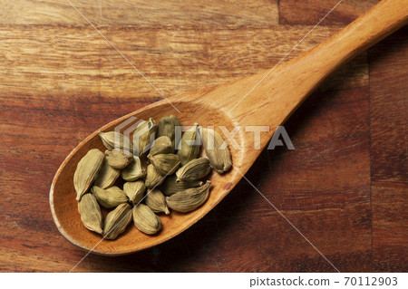 Cardamom spice 70112903