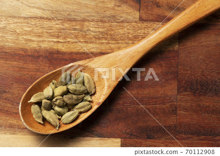 Cardamom spice 70112908