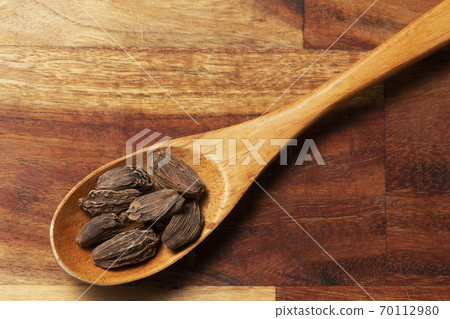 Black cardamom spice 70112980