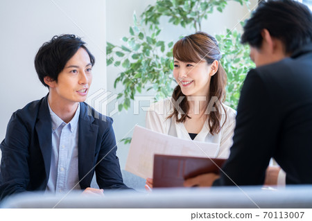 Couple receiving product description 70113007