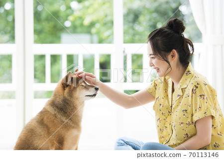 年輕的女士和狗 70113146