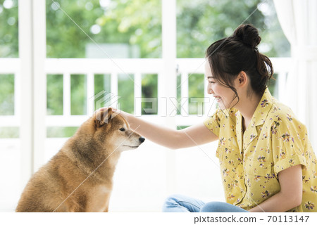 年輕的女士和狗 70113147