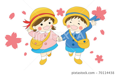 一個幼兒園的孩子，穿著統一走著微笑（櫻花白色背景） 70114438