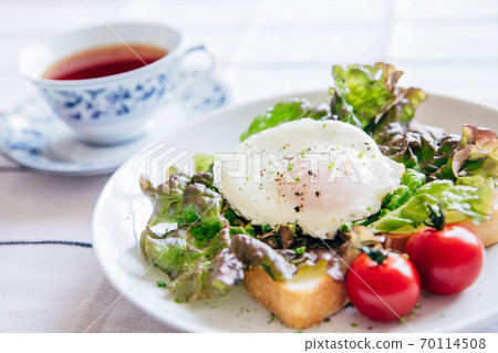 Fried egg toast breakfast 70114508