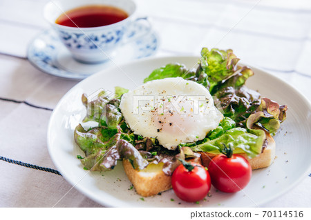 Fried egg toast breakfast 70114516