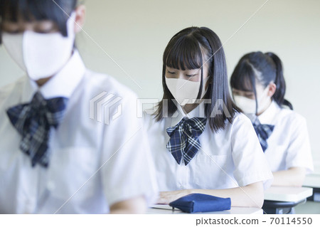 學校女生學習 70114550