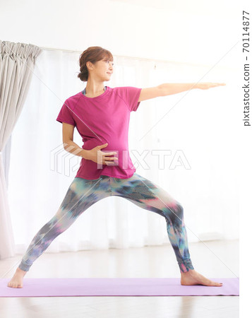 Pregnant women who do yoga 70114877