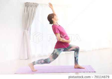 做瑜伽的孕婦 70114879