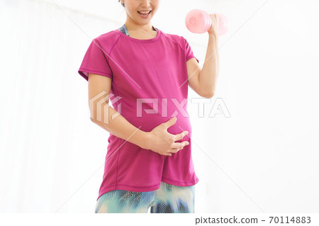 孕婦在房間裡鍛煉 70114883