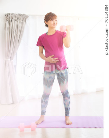孕婦在房間裡鍛煉 70114884