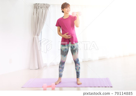 孕婦在房間裡鍛煉 70114885
