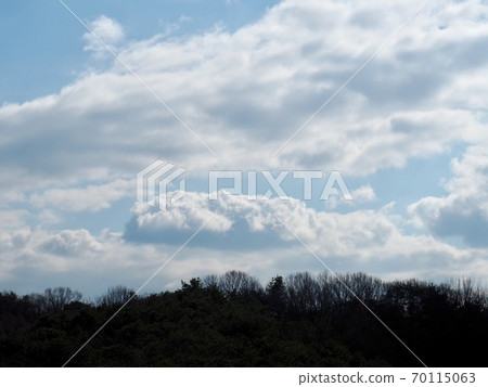 藍天，白雲和山脈 70115063