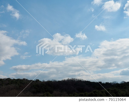 藍天，白雲和山脈 70115064