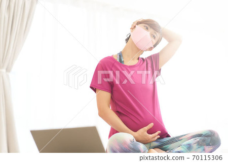 孕婦戴著面具和拉伸 孕婦戴著面具和拉伸 70115306