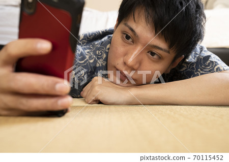 Men looking at smartphones 70115452