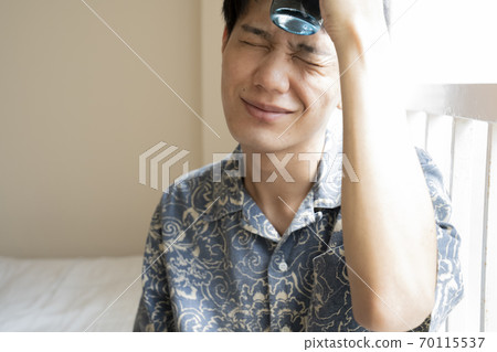 A man who cools his forehead with ramune 70115537