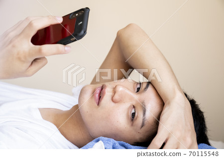 Men looking at smartphones 70115548