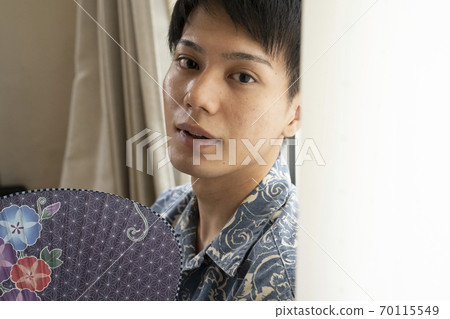 A man bubbling in a fan 70115549
