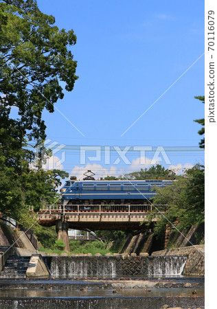 EF66牽引經過西宮市淑川的貨運列車 EF66牽引經過西宮市淑川的貨運列車 70116079