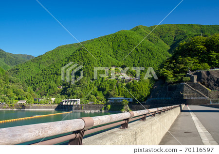 夏季從奧多摩湖頂部的道路看北岸的設施 夏季從奧多摩湖頂部的道路看北岸的設施 70116597