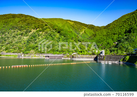 夏季，奧多摩湖可俯瞰湖面和北岸山脈 70116599