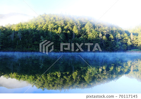 初秋的北八岳，一個神秘的孿生池塘，晨霧中的雌性池塘 70117145