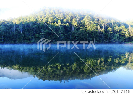 初秋的北八岳，一個神秘的孿生池塘，晨霧中的雌性池塘 70117146