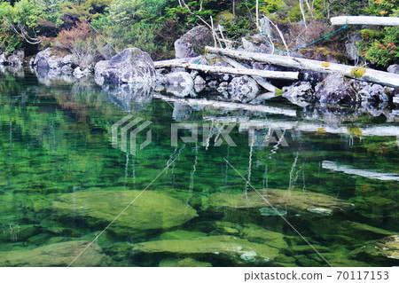 Northern Yatsugatake in early autumn, a mysterious twin pond, a highly transparent male pond 70117153