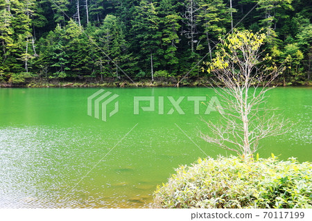 Northern Yatsugatake in early autumn, mysterious twin pond, female pond Northern Yatsugatake in early autumn, mysterious twin pond, female pond 70117199